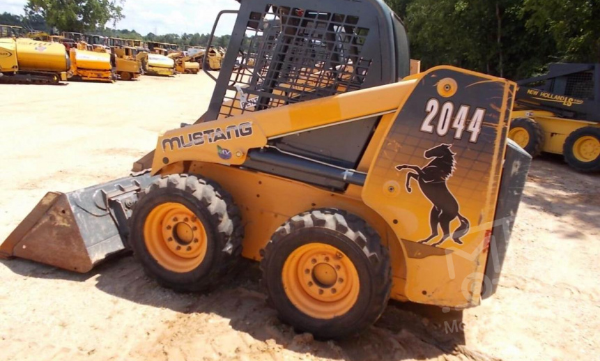 Аренда мини-погрузчика MUSTANG 2044 thumbnail 0