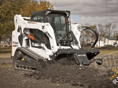 Аренда мини-погрузчика Bobcat T590 с барой