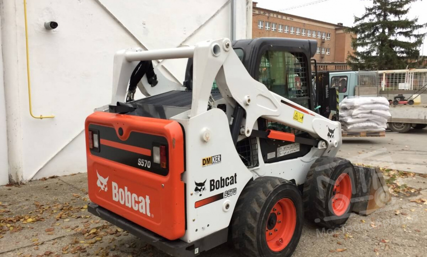 Аренда мини-погрузчика Bobcat S570 thumbnail 1