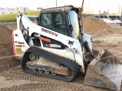 Аренда мини-погрузчика Bobcat Т590 болотный
