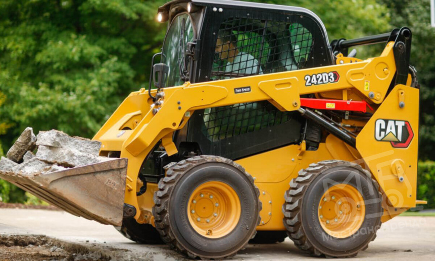 Аренда мини-погрузчика CAT 242D3 thumbnail 0