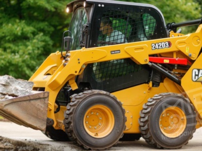 Аренда мини-погрузчика CAT 242D3