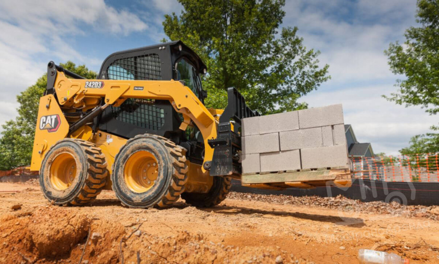 Аренда мини-погрузчика CAT 242D3 thumbnail 3