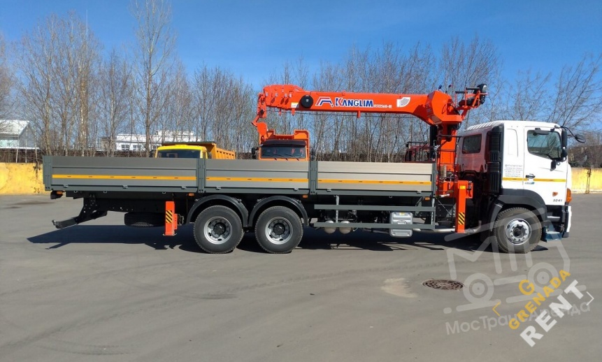 Аренда манипулятора Hino 700, стрела 7 тонн, борт 21 тонна thumbnail 1